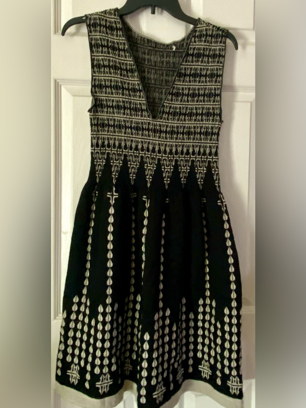 Max Studio Black and Cream Patterned V‑Neck Midi Dress A1D3